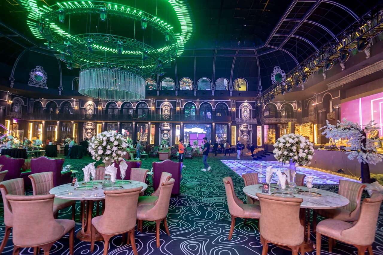 Ambiance soirée — piste LED et lumière colorée