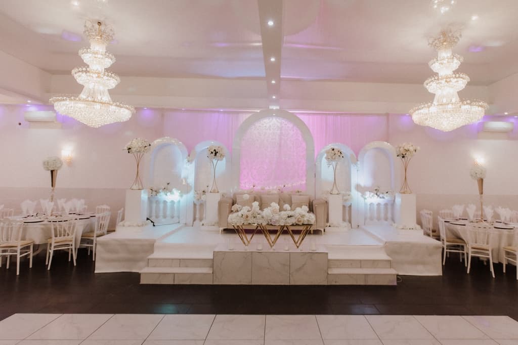 Mariage — vue d'ensemble de la salle