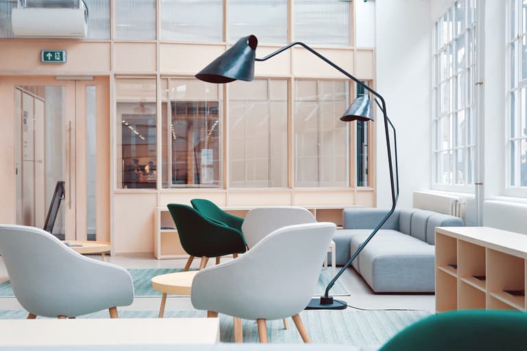 Bureaux équipés — mobilier et postes de travail