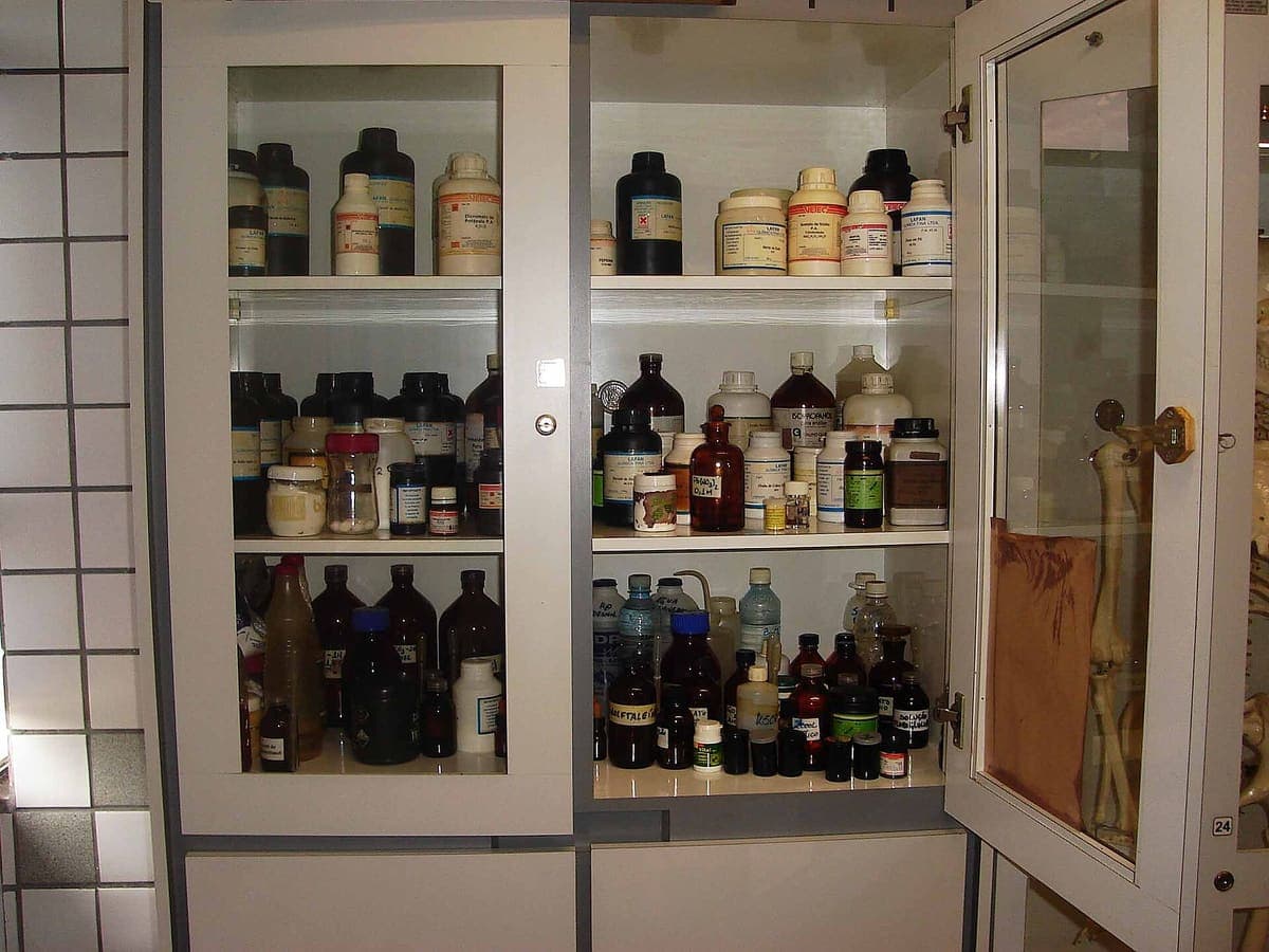 Flacons de réactifs de laboratoire étiquetés