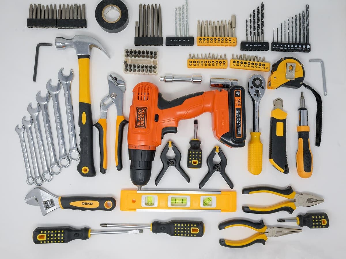 Jeu d'outils à main disposé à plat
