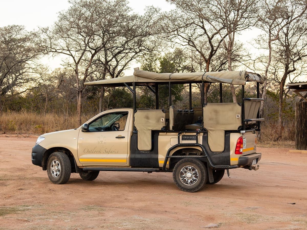 Pick-up Toyota Hilux double cabine sur piste